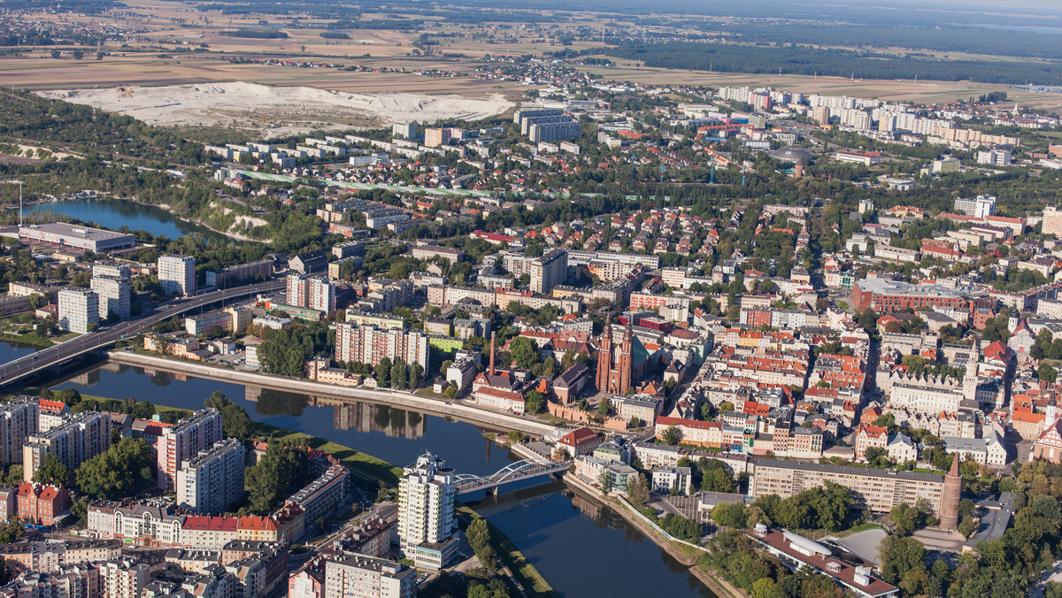 Opolscy urzędnicy nie zgodzili się na konsultacje społeczne ws. powrotu Czarnowąsów, dziś jednej z dzielnic Opola, do gminy Dobrzeń Wielki. W poniedziałek rada dzielnicy podjęła uchwałę w sprawie konsultacji. W Ratuszu podkreślają jednak, że uchwała radnych dzielnicowych nie jest wiążąca. W ocenie urzędników sprawa jest polityczna.