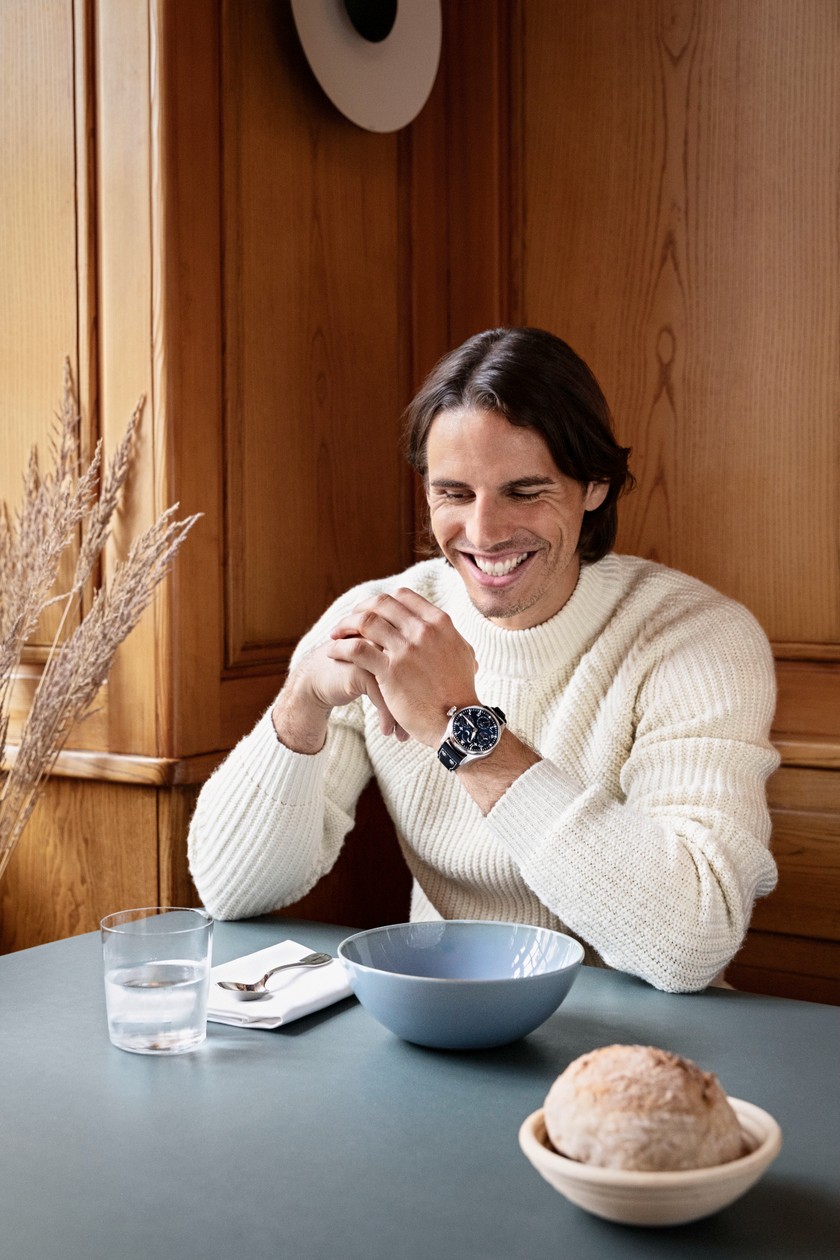 Nationalheld und frischgebackener, zweifacher Vater – Yann Sommer steht die Freude ins Gesicht geschrieben. Seit 2018 ist er Markenbotschafter von IWC, hier trägt Sommer die neue Big Pilot’s Watch Perpetual Calendar.