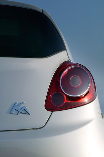 dentycznie wyposażonego ford ka, ale z turbodieslem 1.3 TDCI/75 KM, wyceniono na 35 900 zł