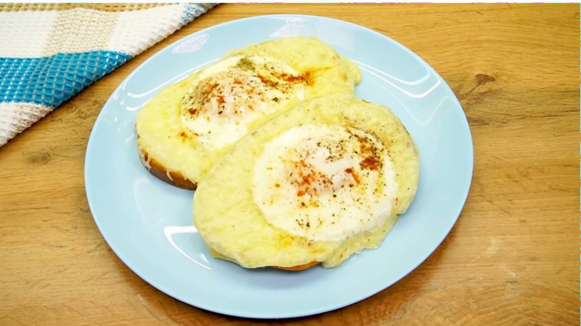 Zapečeni sendvič sa jajima i sirom - četiri sastojka za najbolji doručak ili večeru
