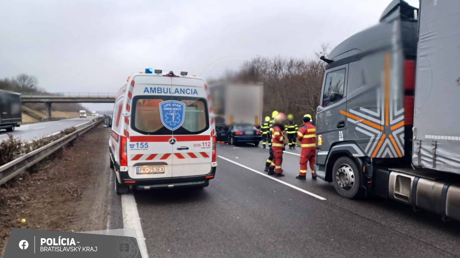 Pre nehodu je neprejazdná časť D2 z Malaciek do Bratislavy.