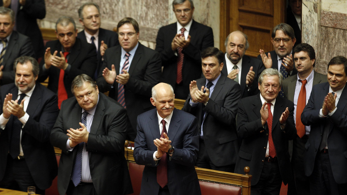 Grecki parlament udzielił wotum zaufania socjalistycznemu rządowi premiera Jeorjosa Papandreu. Wcześniej premier zapowiedział wolę prowadzenia rozmów o utworzeniu rządu tymczasowego i zapewnił, że jest gotów podać się do dymisji.