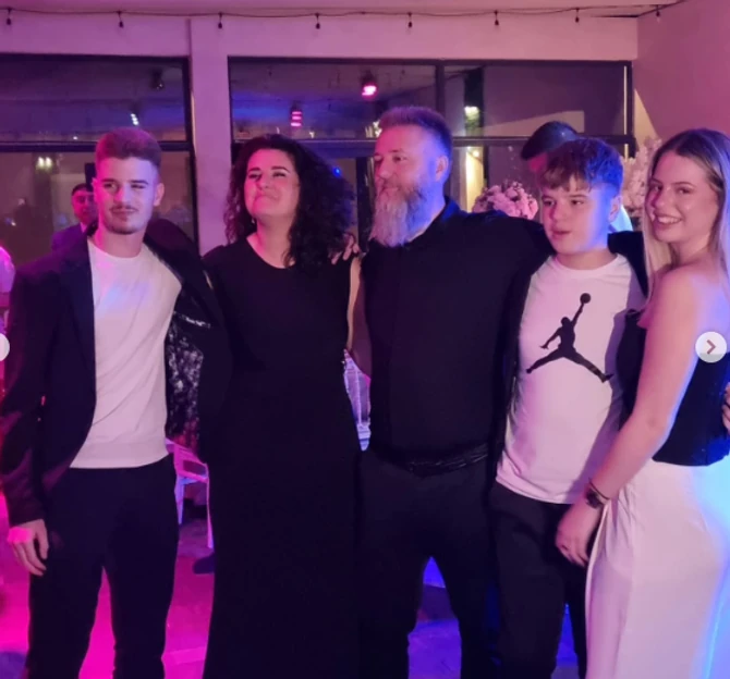 Otac Predrag Popović sa porodicom