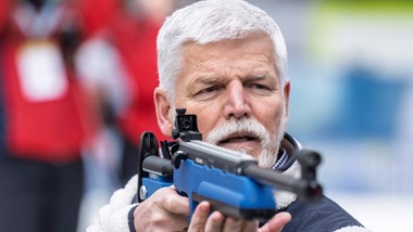 prezydent czech uderzył we własny rząd. poszło o służby specjalne