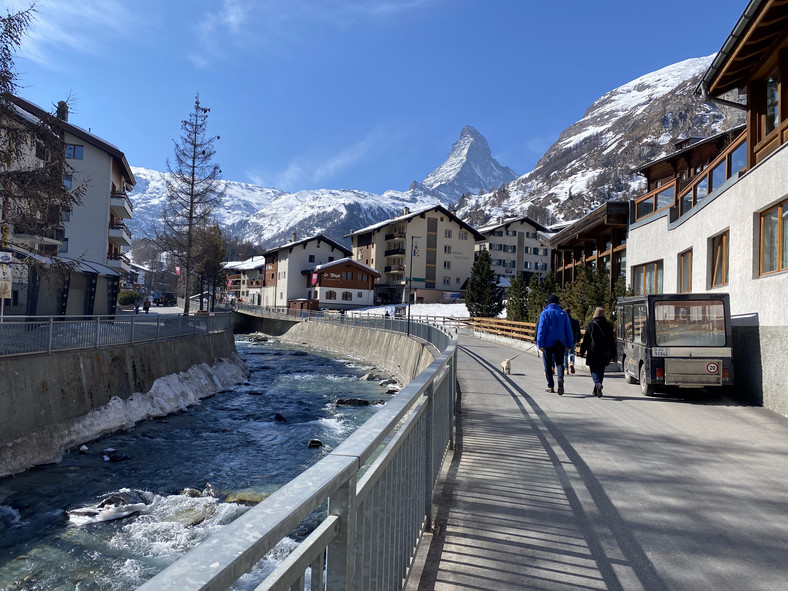 Zermatt, po prawej stronie widać elektryczny wózek, którym wożeni są goście hotelu i ich bagaże
