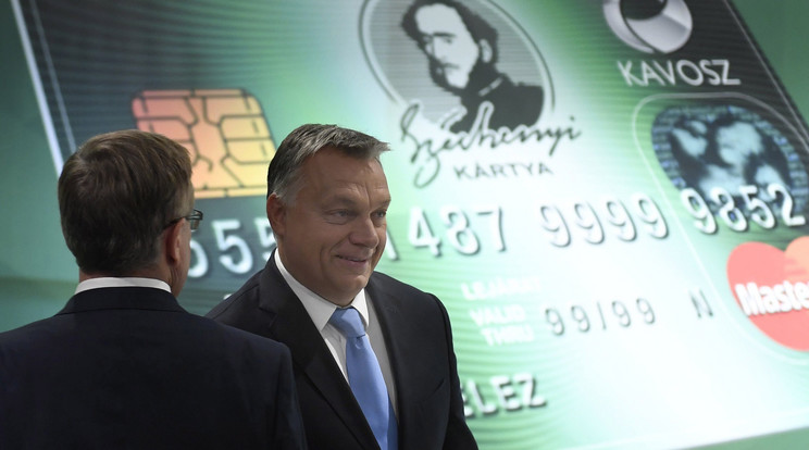 Orbán Viktor miniszterelnök a KAVOSZ Zrt. a 100 millió, 15 év, 250.000 Széchenyi Kártya elnevezésű rendezvényen, mellette Matolcsy György, a Magyar Nemzeti Bank elnöke a Magyar Kereskedelmi és Iparkamara (MKIK) Bank Centerben lévő konferenciatermébe 2017. szeptember 7-én. A jubileumi, 250 ezredik Széchenyi Kártya kilenc fajtáját Orbán Viktor adta át a cégek képviselőinek / Fotó: MTI Koszticsák Szilárd