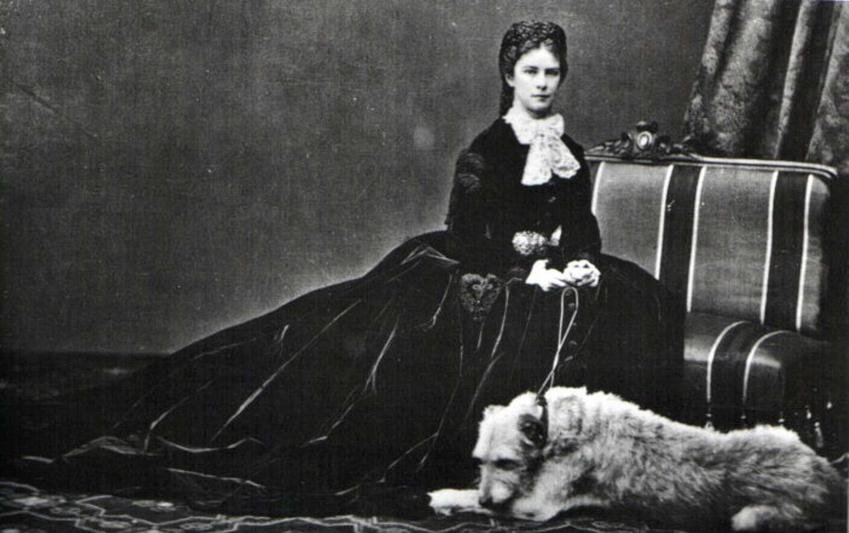 Zdjęcie Elżbiety Bawarskiej z jej psem, lata 60 XIX wieku