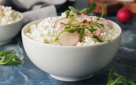 szybka-salatka-z-serka-wiejskiego-od-siostry-anastazji-dobra-nie-tylko-na-sniadanie