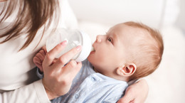 Ilość płynów w diecie niemowlęcia - jak sprawdzić, czy jest wystarczająca?