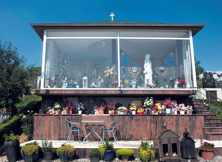 U selu Trnovči spomen na jednu Lelu održava zdanje nalik prodavnici suvenira. Fasade sve u staklu, okružene nizom kandila, ikebanama od plastičnog cveća...
