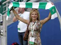 Piękna pani prezes zabierze piłkarzy na... budowę