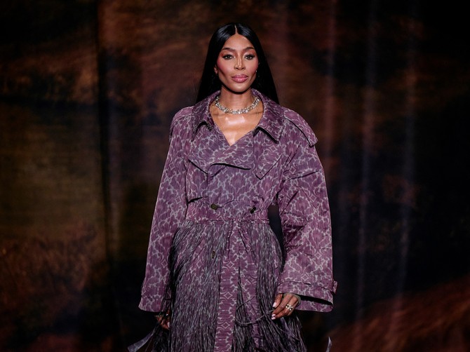 Naomi Kembel na Burberry reviji