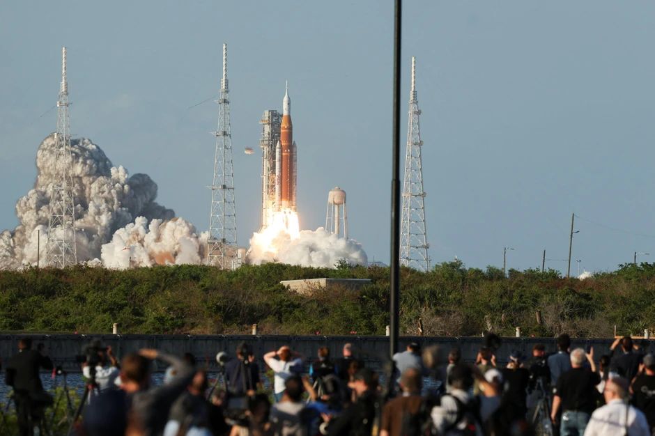 Veliki broj okupljenih bio je oduševljen kada je svemirska letelica poletela u nebo | Foto: REUTERS/Brendan McDermid