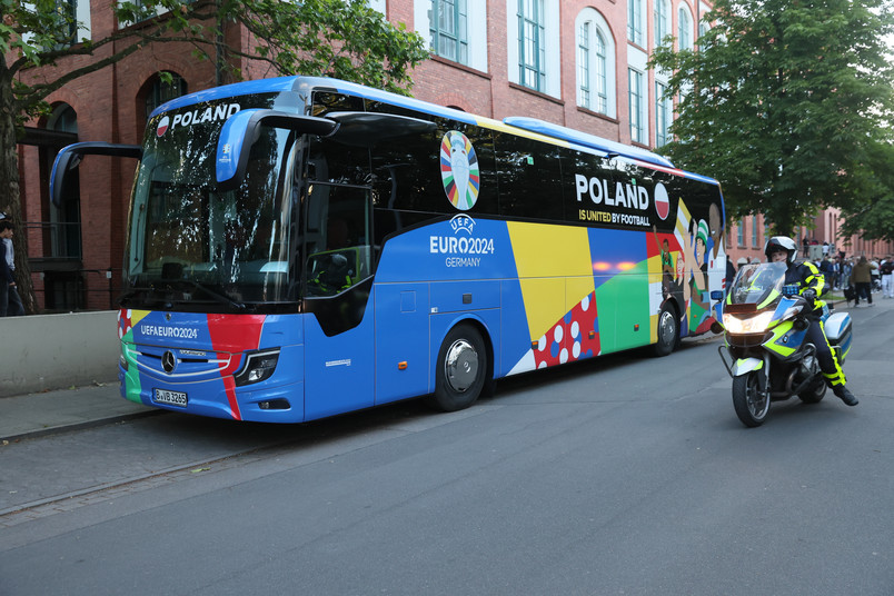 Tłum kibiców powitał Polaków w Niemczech. Lewandowski przed hotelem rozdawał autografy