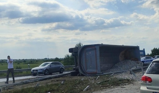 Prevrnut kamion, Surčin