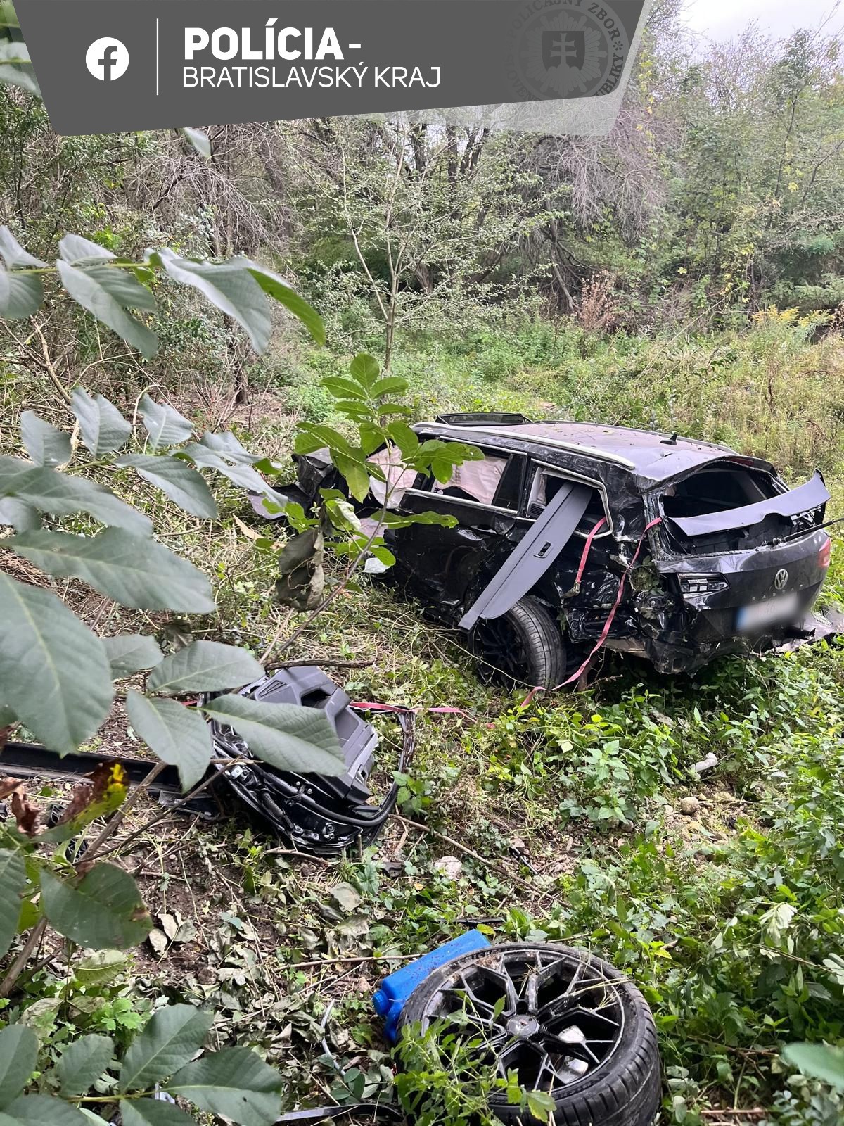 Na diaľnici D2 medzi Malackami a Bratislavou skončilo auto mimo vozovky.