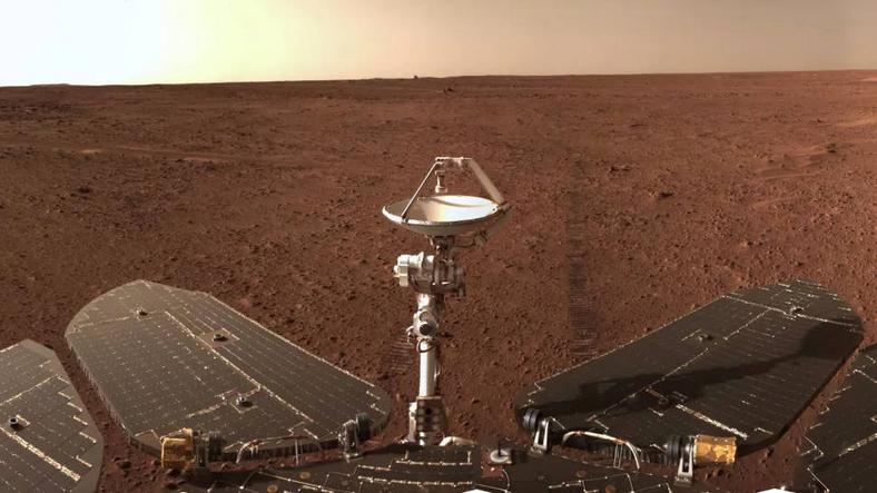 Panorama Marsa wykonana przez łazika Zhurong w 2021 r.