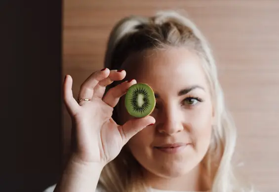 Po kiwi i ananasie twój język piecze, a nawet krwawi? Tu tkwi przyczyna