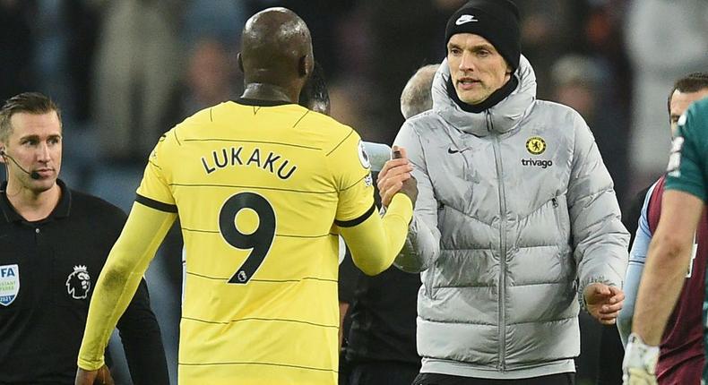 Chelsea boss Thomas Tuchel (R) shakes hands with Romelu Lukaku