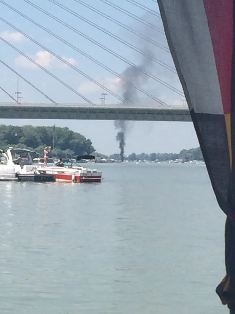 Iako su vatrogasci pokušavali da ugase požar, on je potonuo