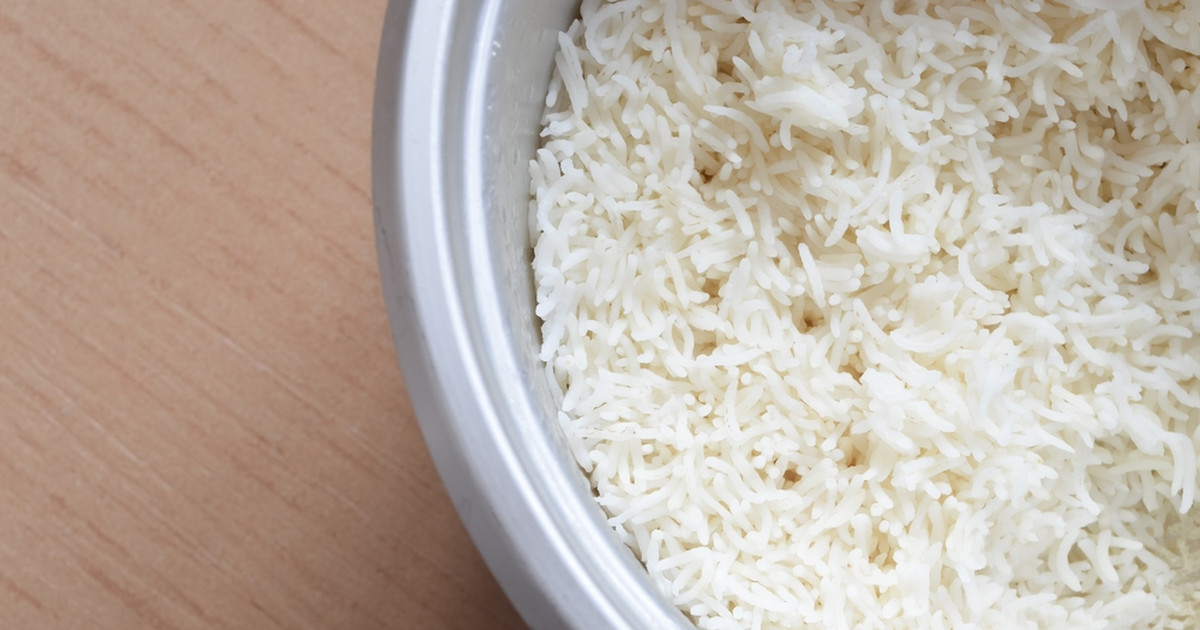 Jak ugotować ryż bez wody? Wypróbuj ten patent - Onet Gotowanie