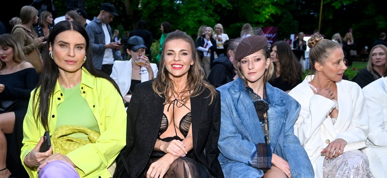 Edyta Herbuś wygina śmiało ciało na plaży w błękitnym bikini. Ostra wymiana zdań z jednym z fanów [FOTO]