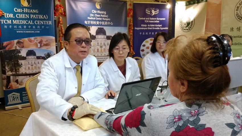 Dr. Chen vizsgálat közben.