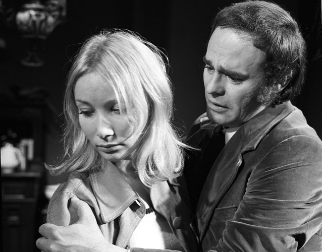 Roman Wilhelmi i Pola Raksa w spektaklu Teatru Telewizji 'Miłość i gniew' (reżyseria Zygmunt Hubner, 1973)