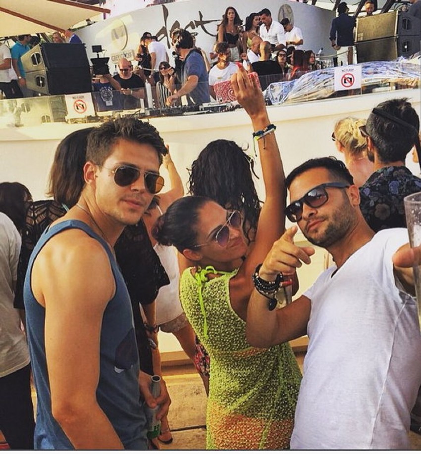 Sa prijateljima: Miloš Biković