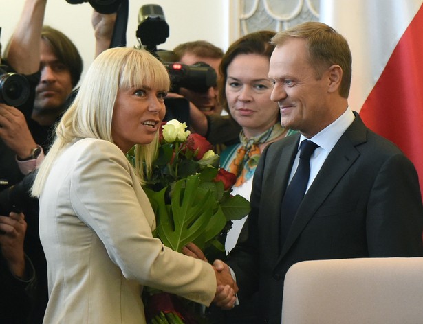 Brawami, gratulacjami i kwiatami przywitali ministrowie Donalda Tuska. Premier otrzymał okazały bukiet od minister Elżbiety Bieńkowskiej