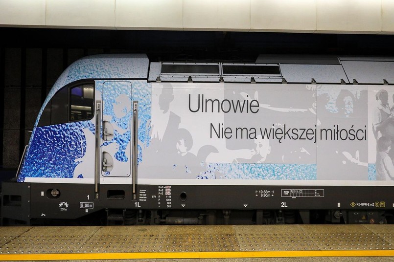 Prezentacja lokomotywy z okolicznościową grafiką o Rodzinie Ulmów