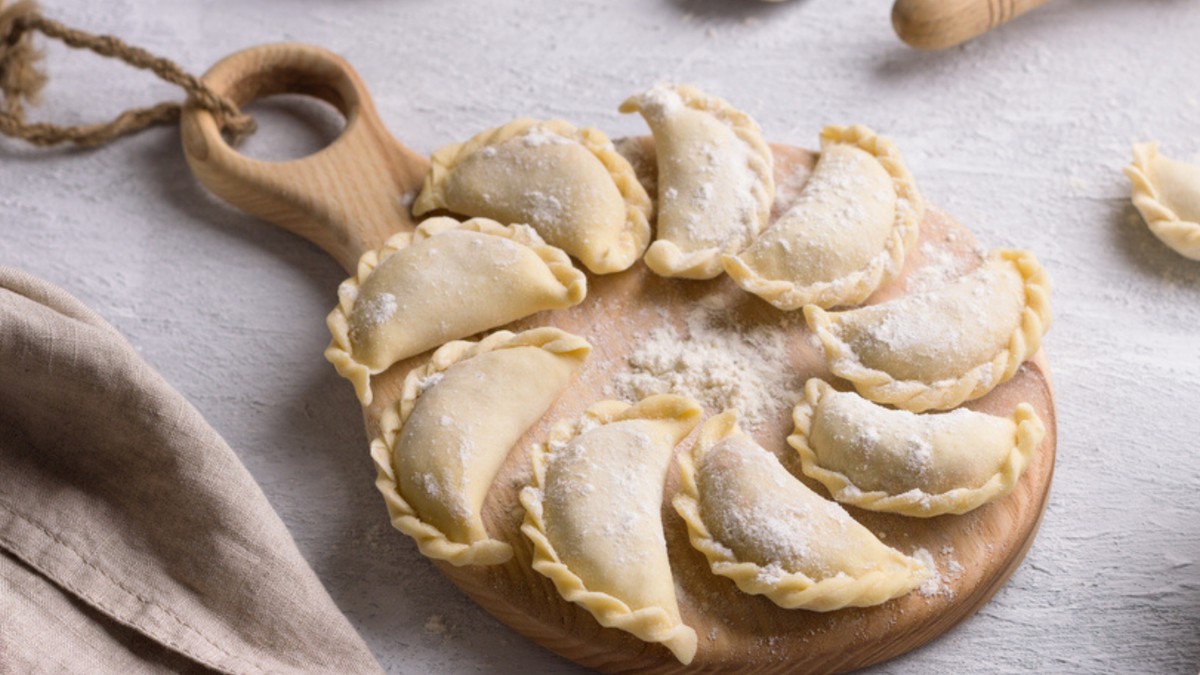 Ciasto na pierogi z dodatkiem masła. Wychodzi idealnie miękkie i delikatne