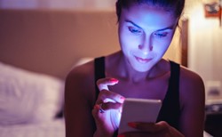 Ekrany nie tylko niezdrowe dla oczu, ale też... dla skóry!