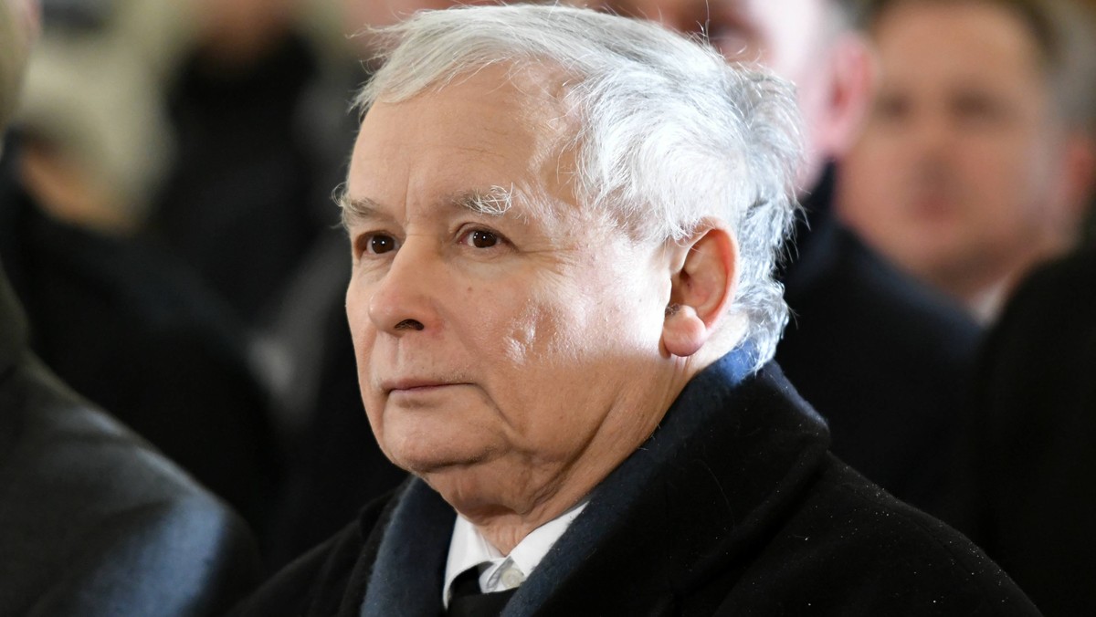 Prezes PiS Jarosław Kaczyński podczas dzisiejszej Rady Politycznej partii mówił o "nowej ofensywie" m.in. ws. rządowego programu Mieszkanie Plus - wynika z nieoficjalnych informacji PAP. Politycy PiS rozmawiali też o zmianach w rządzie oraz o głosowaniu w Senacie w sprawie Stanisława Koguta.