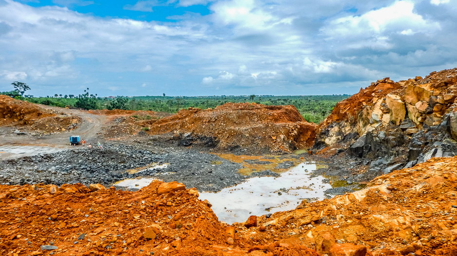 Porzucona kopalnia ród żelaza w Liberii (zdjęcie ilustracyjne)