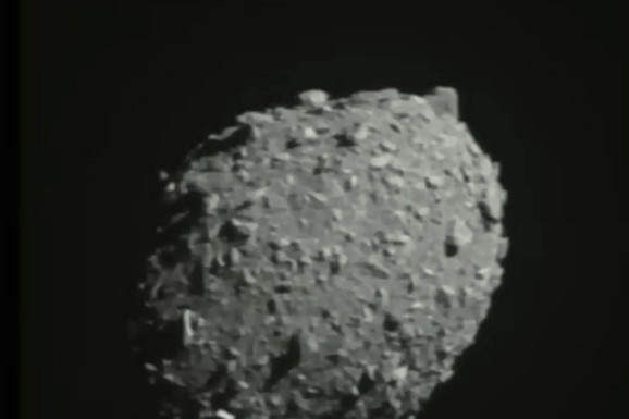 PRVE SLIKE NAKON ISTORIJSKE MISIJE Satelit je snimio udar NASA-ine letelice u asteroid (FOTO)