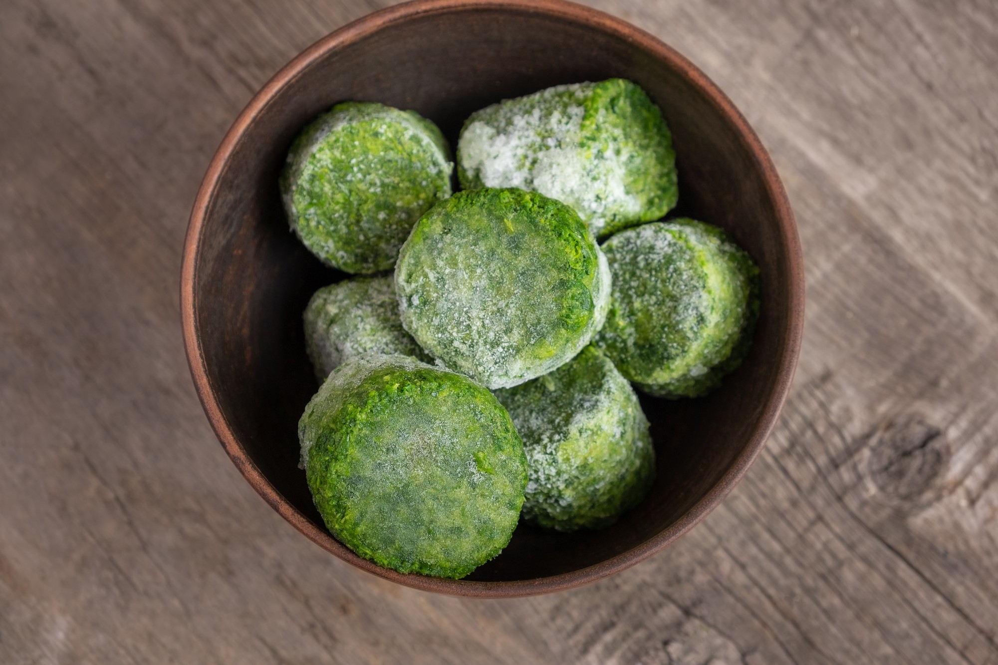 Mrazený špenát si zachováva väčšinu živín a v kuchyni poslúži vždy, keď potrebujete rýchlo doplniť zeleninu.