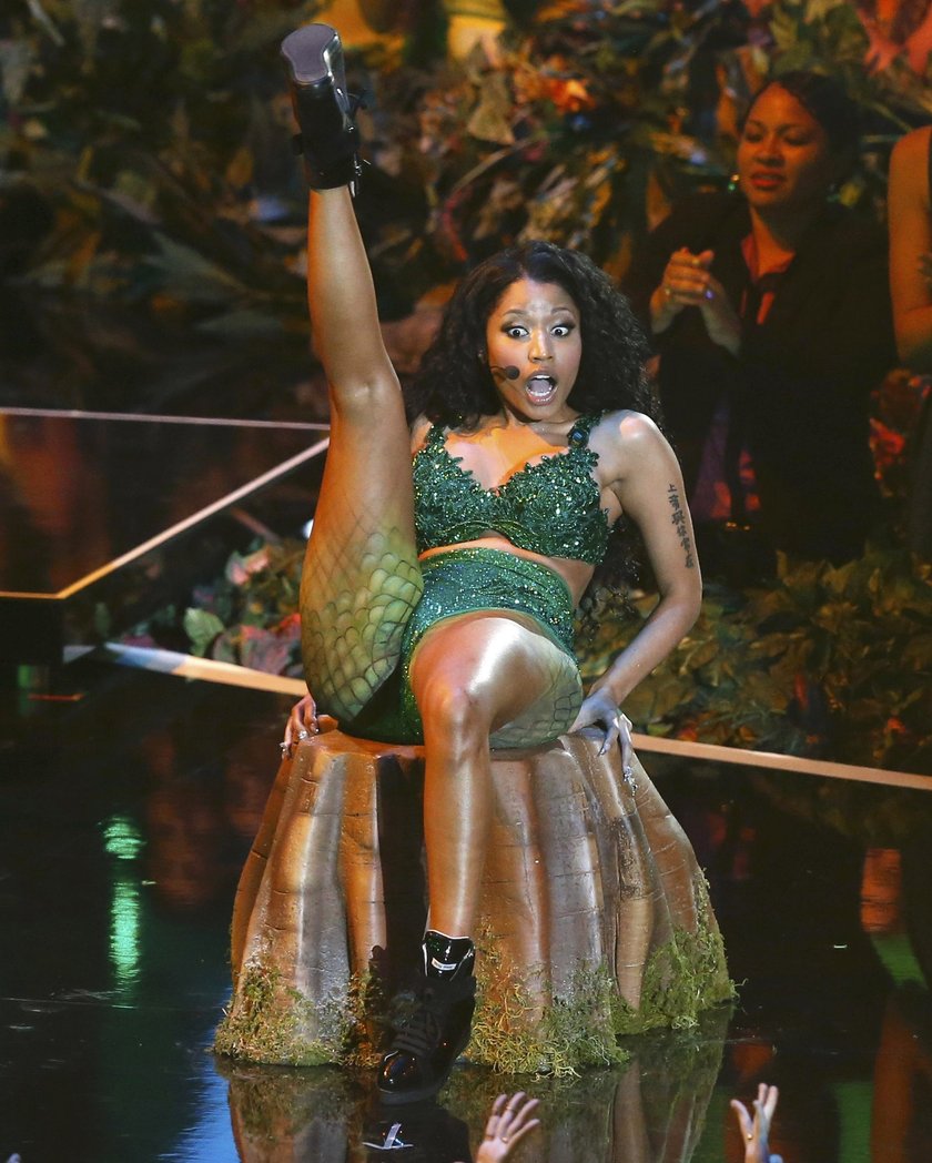 Nicki Minaj rozkraczona na scenie