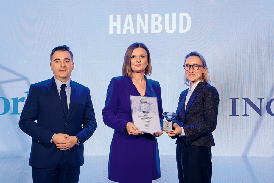 Hanbud to lider rankingu w kategorii firm z przychodem powyżej 250 mln w woj. podlaskim. Diament z rąk Katarzyny Dębek, „Forbes” (z prawej), i Grzegorza Rzemka, dyr. regionalnego ds. korporacyjnych w ING Banku Śląskim, przyjmuje Monika Pruszyńska, dyr. ds. strategii i rozwoju firmy Hanbud.