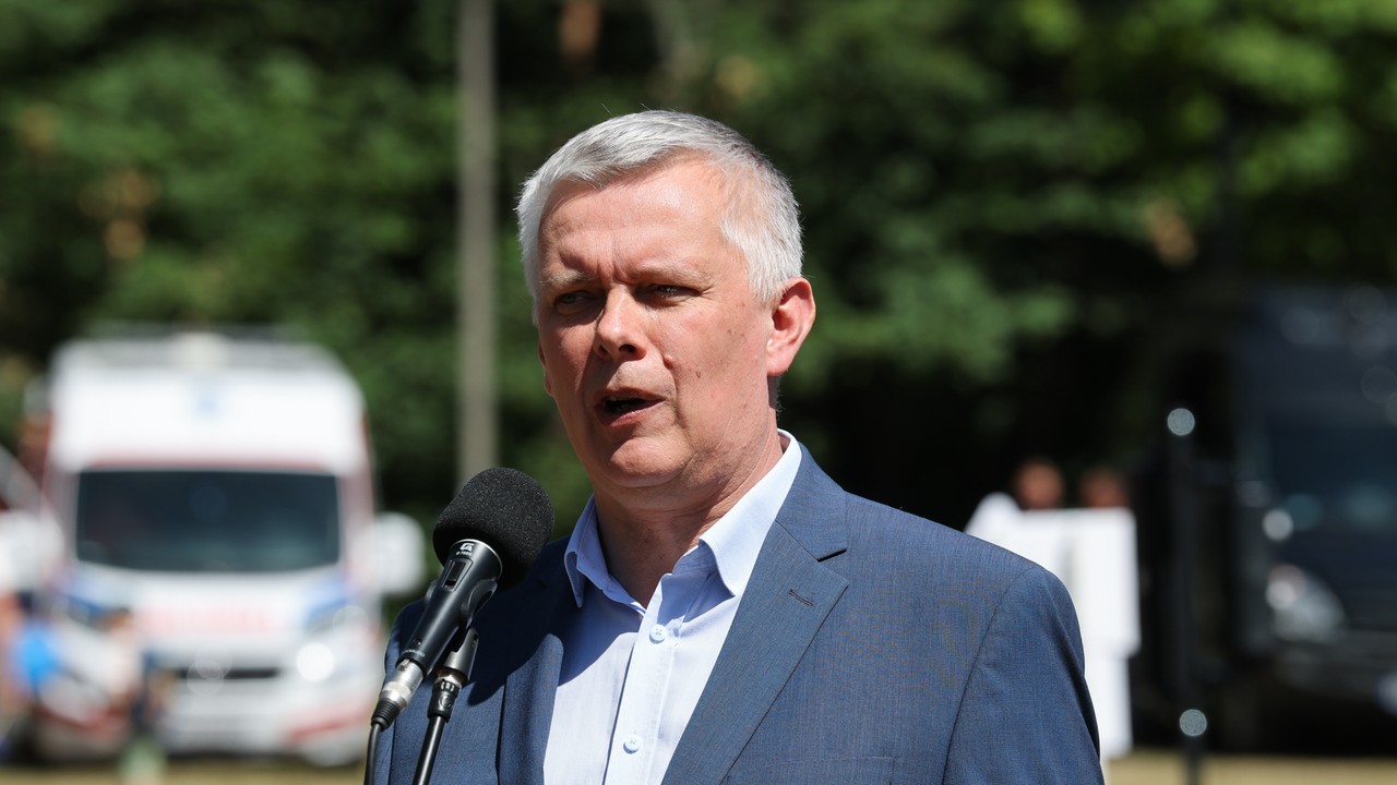 Minister odpowiada na zarzuty opozycji w sprawie migrantów. 