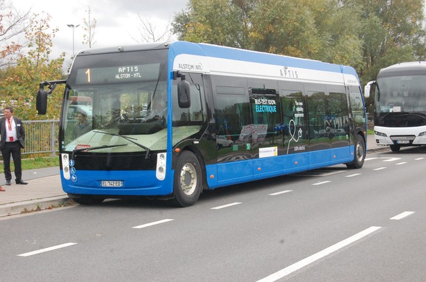 Przede wszystkim widać presję na rozwijania technologii, które nie będą zatruwać środowiska. Miasta wkrótce masowo będą kupować autobusy elektryczne. Za trzy lata w Europie ma być ich przynajmniej 3,5 tys. Widać też ciekawą tendencję w projektowaniu autobusów. Coraz częściej przypominają one tramwaje: są wydłużane o trzeci człon, albo ich wnętrze jest tak projektowane, by przestronnością przypominały właśnie tramwaje. Oto niektóre nowości autobusowe pokazane na targach.