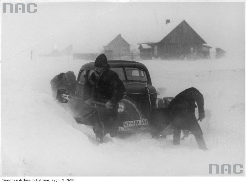 Samochód, który utknął w zaspie, 1941 rok.