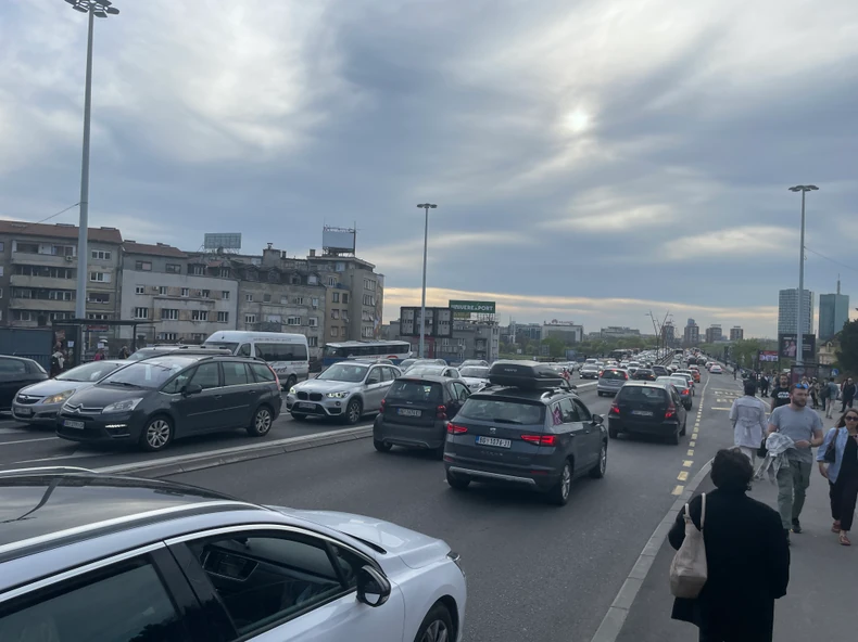 Gužve na Brankovom mostu, ljudi idu pešaka
