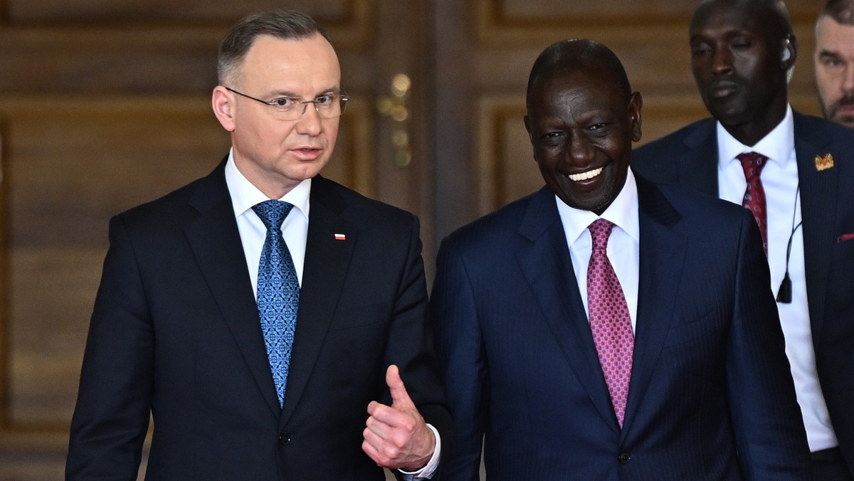 Prezydent Andrzej Duda z prezydentem Kenii Williamem Ruto podczas spotkania z przedstawicielami mediów w Pałacu Prezydenckim w Nairobi.