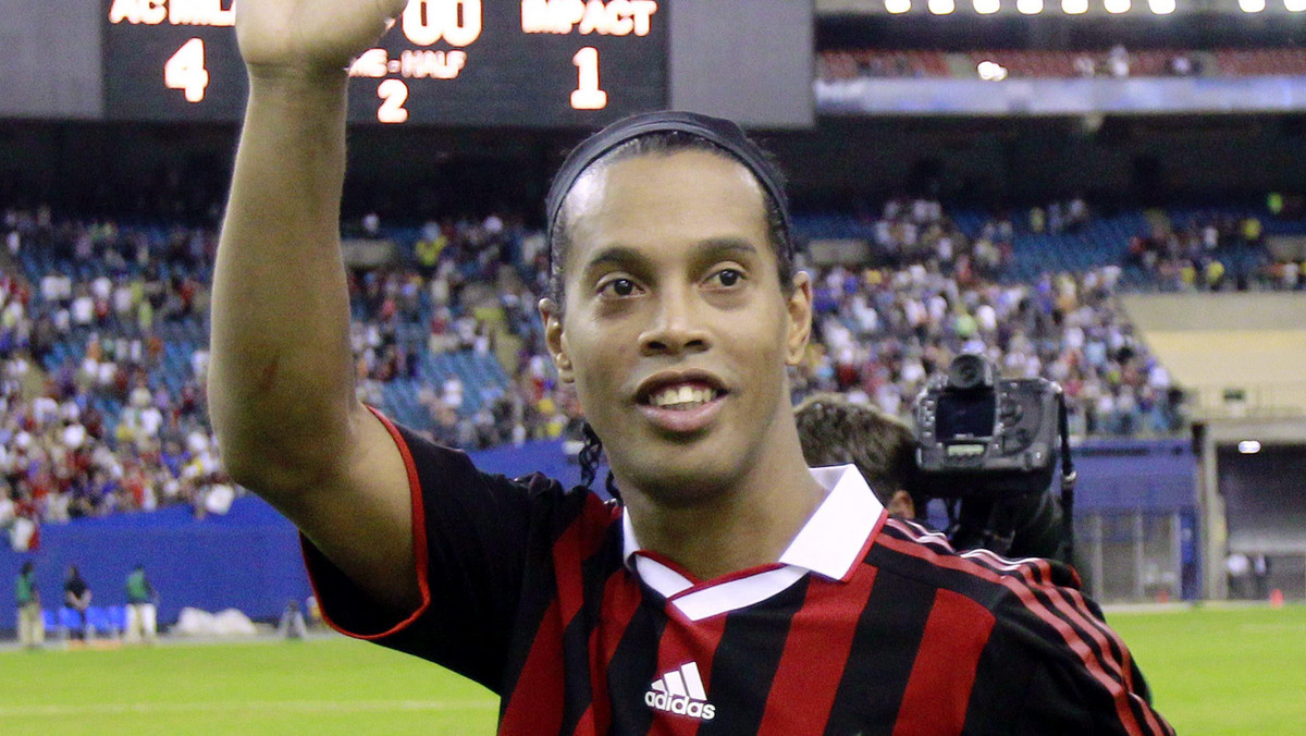 Rozgrywający Milanu, Ronaldinho rozważa ponoć lukratywną ofertę Olympiakosu Pireus. Gdyby Brazylijczyk zdecydował się przenieść do Grecji, zarobiłby w przeciągu trzech lat okrągłą sumę 30 milionów euro.