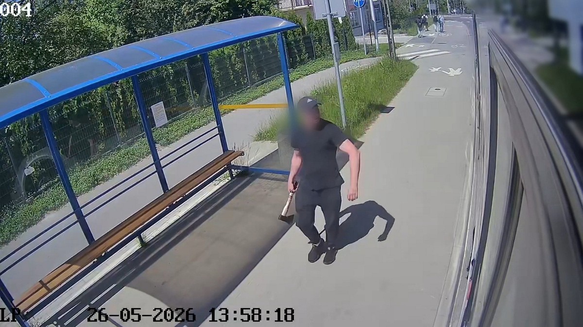 Wymachiwał siekierą, a potem uderzył. Zatrważające sceny na przystanku. Pokazano nagranie