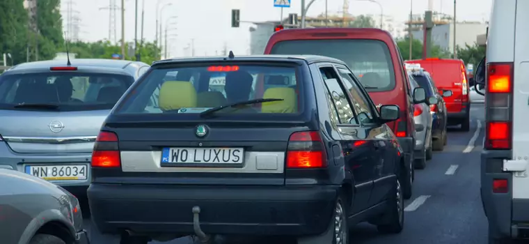 Indywidualne tablice rejestracyjne — co jest możliwe, a na co urząd się nie zgodzi