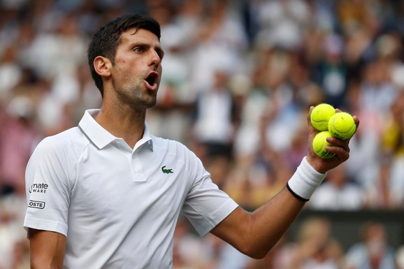 Novak Đoković tokom finala Vimbldona 2019. protiv Rodžera Federera