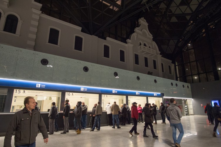 Od godz. 10 uruchomione zostaną przejazdy tzw. trambusem – od dworca przez EC1 na jarmark świąteczny przy ul. Piotrkowskiej. Łodzianie mogą odbyć wycieczkę autobusową po Nowym Centrum Łodzi. Na ul. Traugutta, naprzeciwko dworca mogą podziwiać artystycznie odnowioną zabytkową lokomotywę. Pojazd oklejony jest srebrną folią.