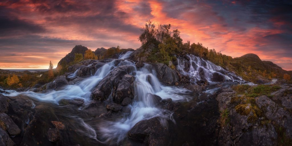 Najlepszy fotoamator i zwycięskie zdjęcie w kategorii Amatorzy / Natura / Krajobraz - Wodospad na Lofotach,Norwegia, Carlos F. Turienzo (Hiszpania)